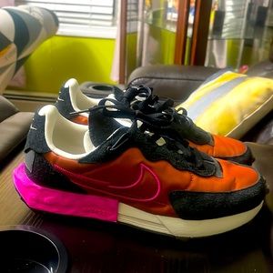 This is beautiful nike sneakers for women is brand new I new used I’m